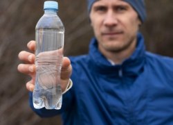 Вода в бутылках содержит сотни тысяч частиц опасного для человека нанопластика