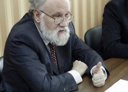 Глава ЦИК РФ Владимир Чуров посоветовал молодежи отказываться от iPhone и переходить на отечественные телефоны