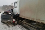 На трассе Екатеринбург - Серов легковушка при обгоне залетела под грузовик