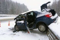 На Серовском тракте из-за скользкой дороги иномарка после столкновения с грузовиком влетела под легковушку